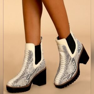 CHINESE LAUNDRY | CREAM & GREY NEO SNAKESKIN LUG SOLE HEELD CHELSEA BOOTS